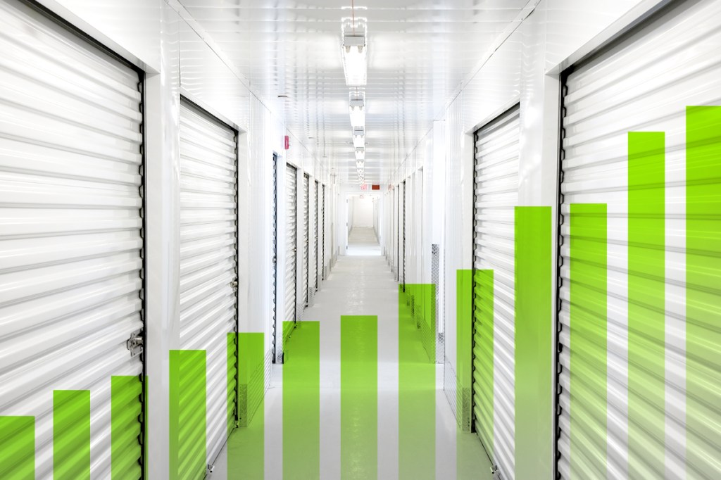 Self storage lockers with bar graph representing growth in 2021